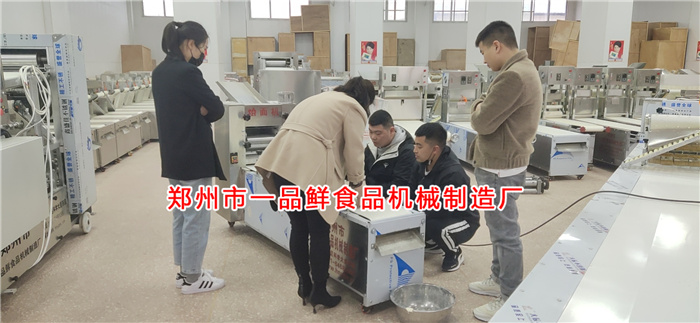 客戶訂購(gòu)的燴面機(jī)開始調(diào)試