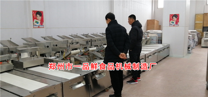 周口客戶來到一品鮮設(shè)備展廳 周口客戶來到一品鮮設(shè)備展廳