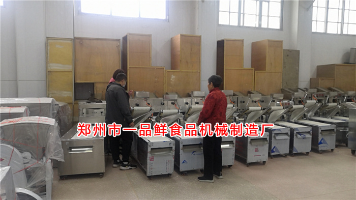 客戶在一品鮮設(shè)備展廳